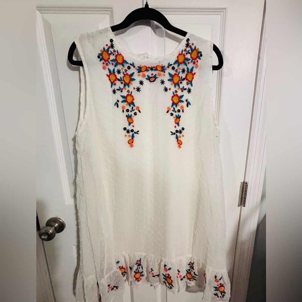 😍White Embroidered Sleeveless Swiss Dot dress size XL